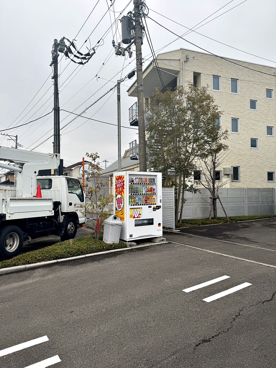 株式会社建将様の敷地に設置された100円自動販売機
