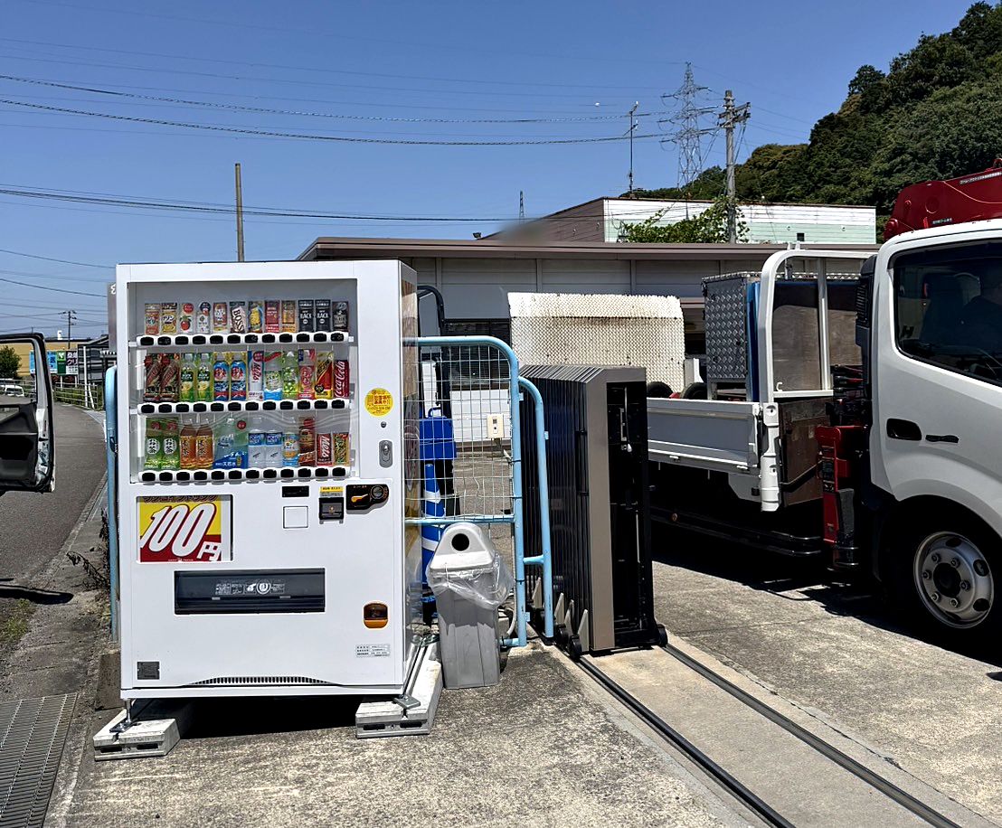 資材置き場に設置された100円自動販売機
