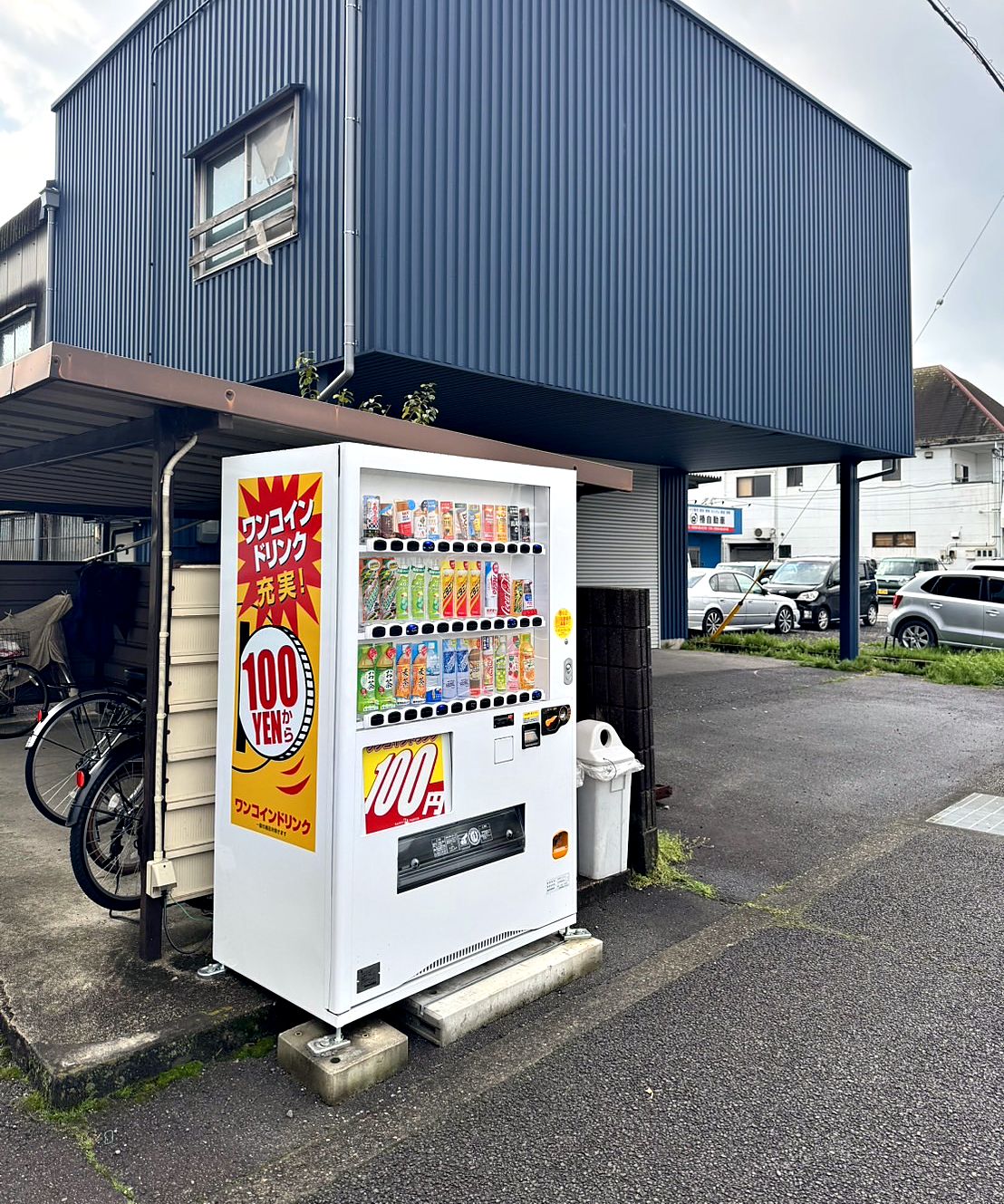 建物の軒下に設置された100円自動販売機