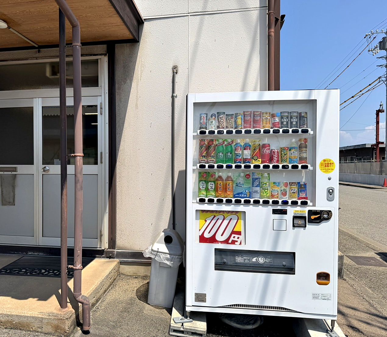 建物の入口の横に設置された100円自動販売機