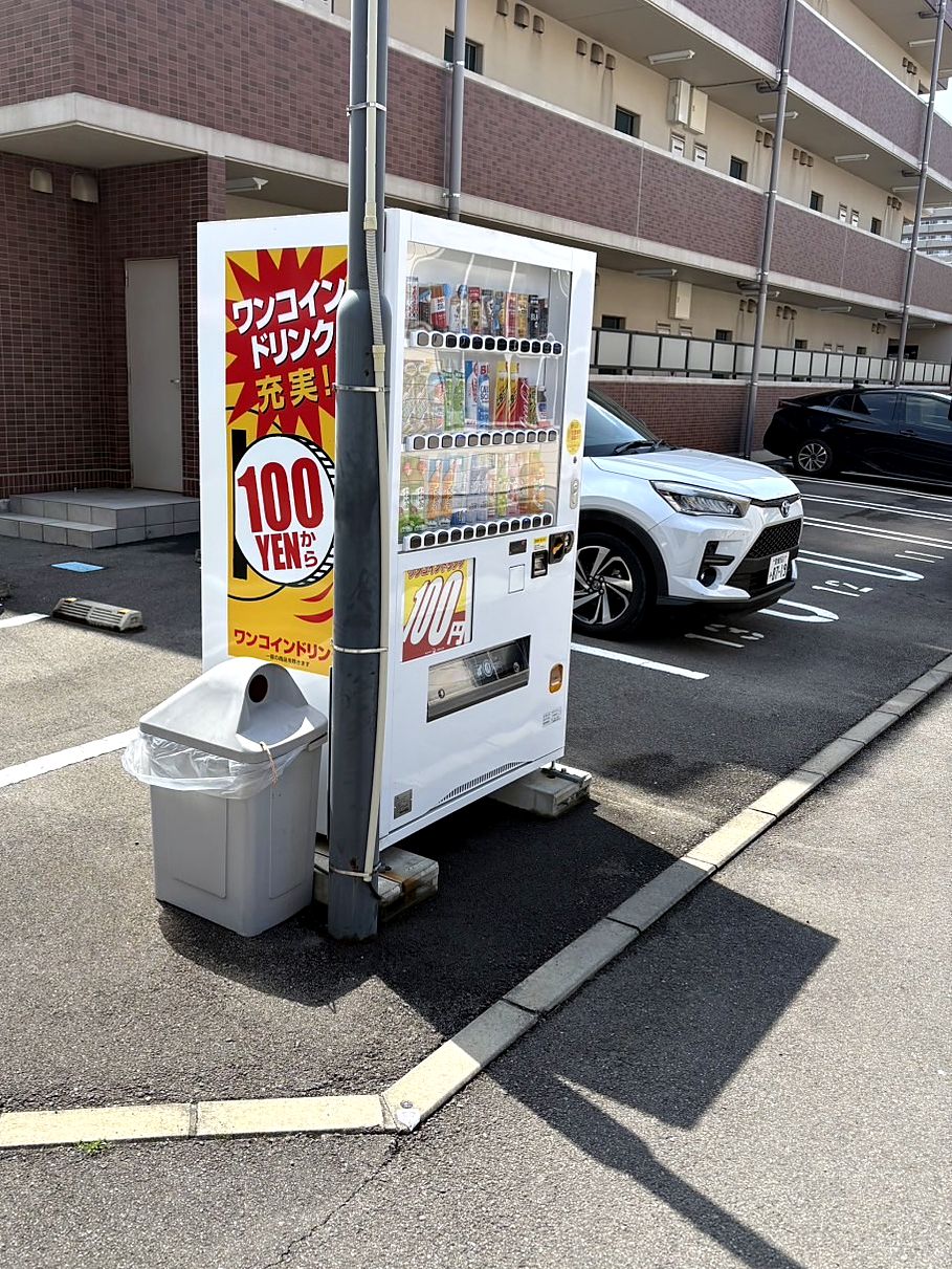 駐車場の一角に設置された100円自動販売機