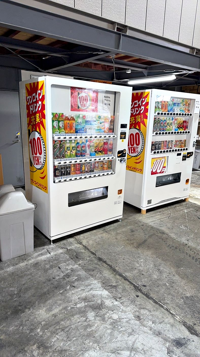建物の軒下に並ぶ、2台の100円自動販売機