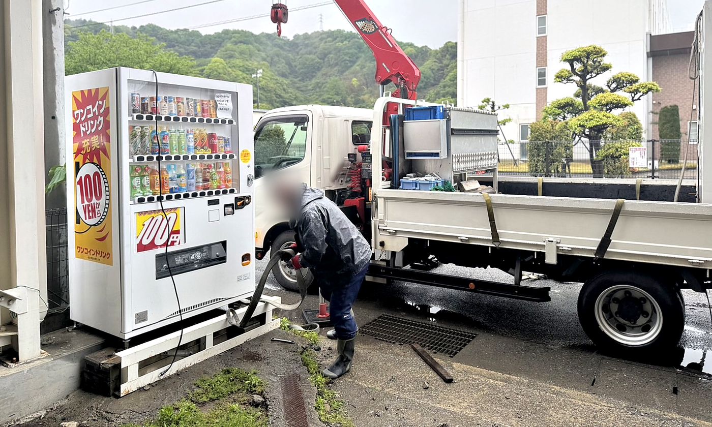 自動販売機の設置作業の様子