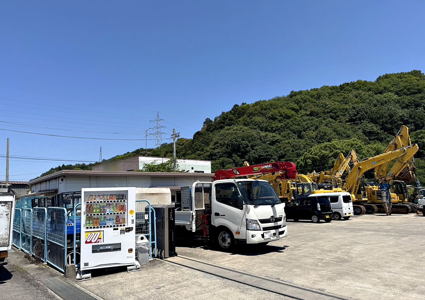 資材置き場に設置された100円自動販売機
